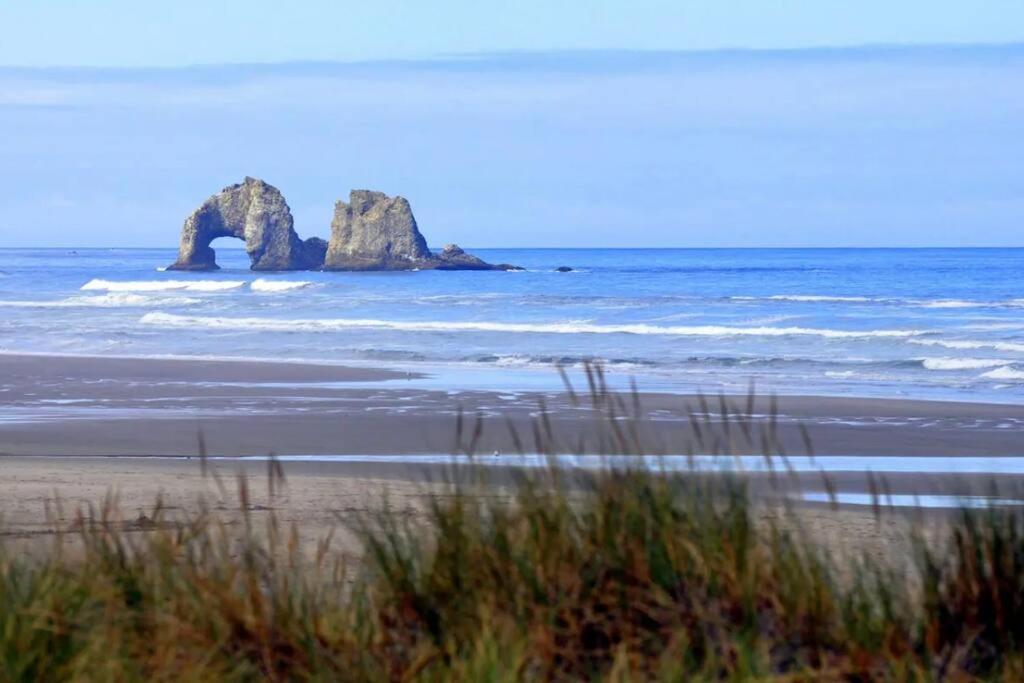 Tiki Escape W/ Amazing Mountain And Marsh Backdrop Βίλα Rockaway Beach Εξωτερικό φωτογραφία